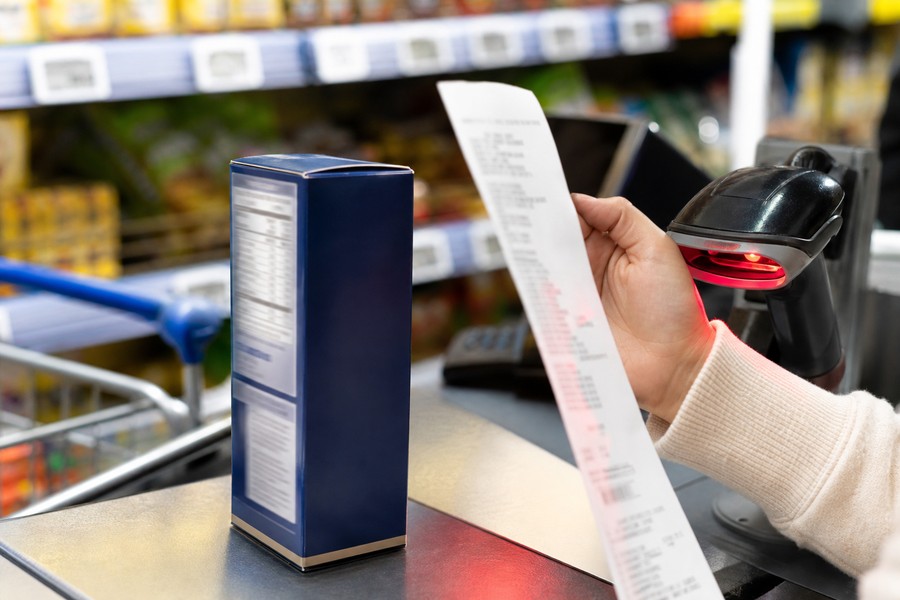 Produto no caixa de supermercado usado como capa sobre divergencia entre oferta e preço cobrado