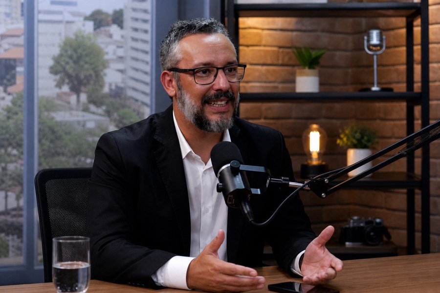 Capa editorial da matéria: Jeffy Jombelli defende humor como ferramenta de saúde mental nas empresas