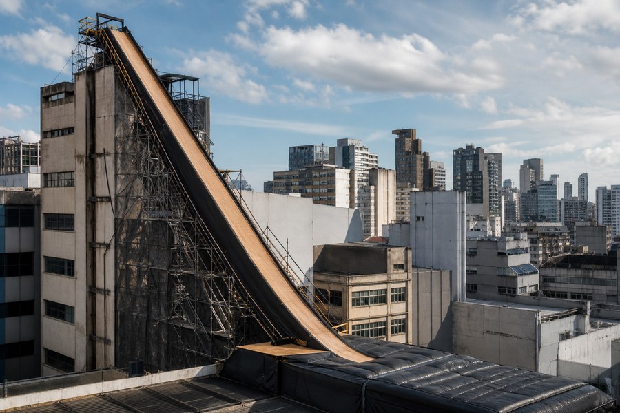 Estrutura urbana em formato de megarrampa, usada como capa sobre o projeto de Sandro Dias detalhado por Dárcio França