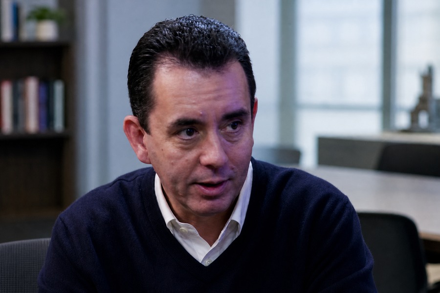 Paulo Serra em ambiente de entrevista sobre terceira via e polarização política
